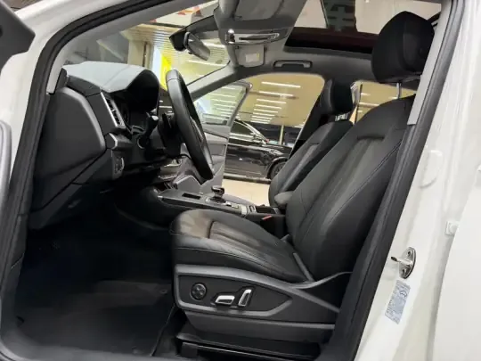 Audi Q5L 2023 (31600 км)