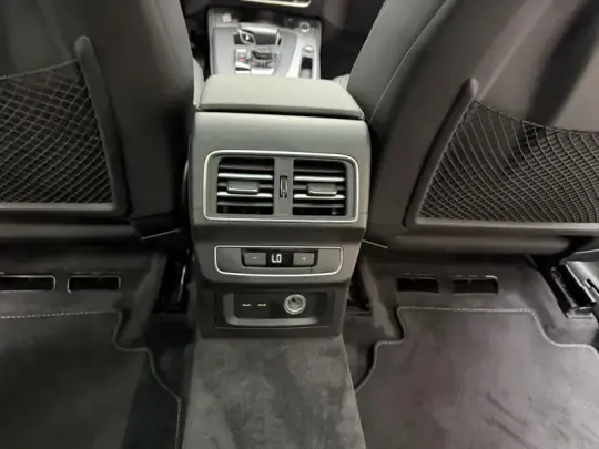Audi Q5L 2023 (31600 км)
