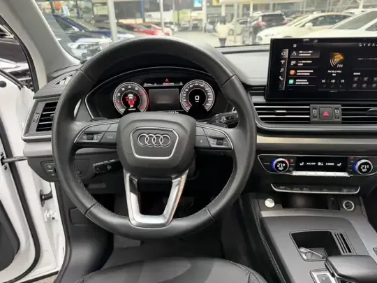 Audi Q5L 2023 (31600 км)