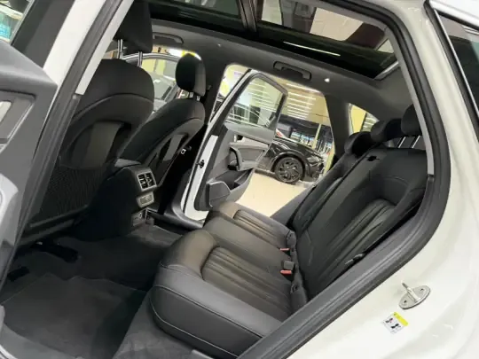 Audi Q5L 2023 (31600 км)