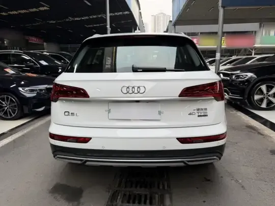 Audi Q5L 2023 (31600 км)