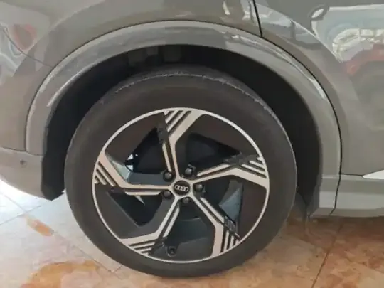 Audi Q4 e-tron 2023 (35900 км)