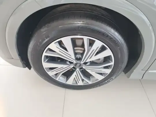 Audi Q4 e-tron 2023 (18300 км)