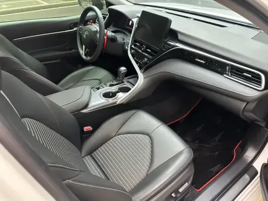 Toyota Camry 2023 (28000 км)