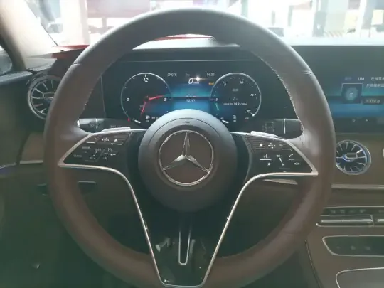 Mercedes-Benz E-Class 2023 (32700 км)