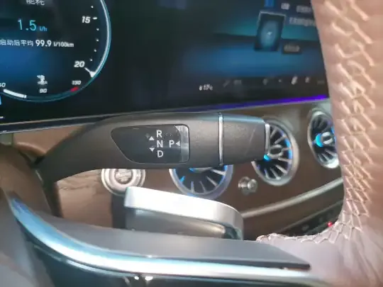 Mercedes-Benz E-Class 2023 (32700 км)