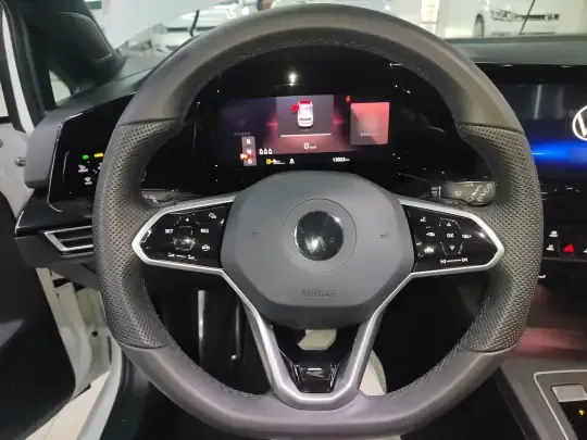 Volkswagen Golf 2023 (13000 км)