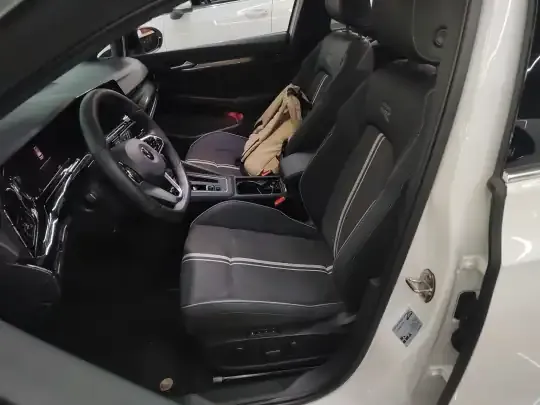 Volkswagen Golf 2023 (13000 км)