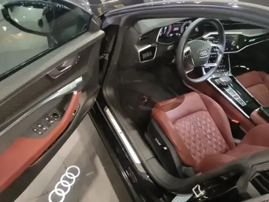 Audi A7L 2023 (38600 км)