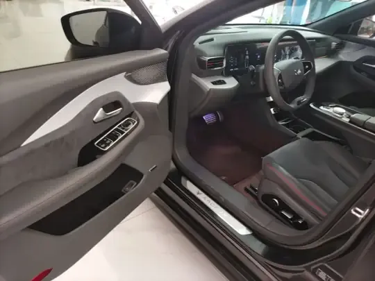 ARCFOX Alpha S 2023 (10700 км)