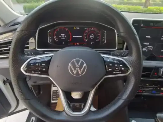 Volkswagen Tiguan L 2023 (43800 км)