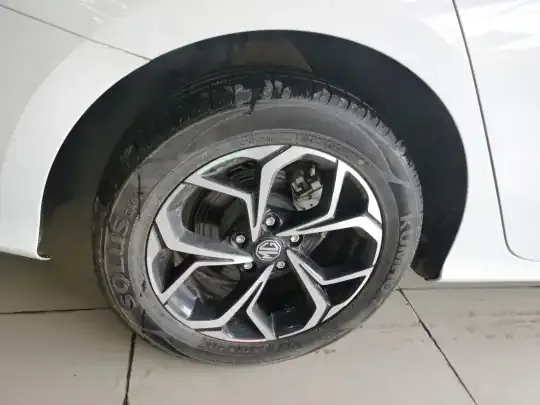 MG 5 2023 (8200 км)