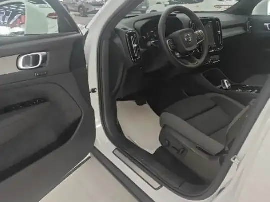 Volvo XC40 2024 (25300 км)
