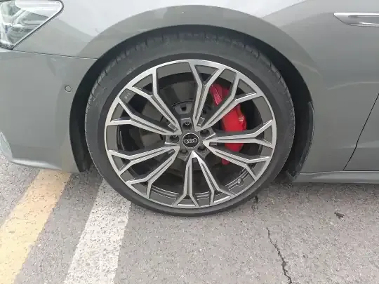 Audi A7L 2024 (5200 км)