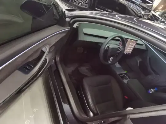 Tesla Model 3 2023 (30700 км)