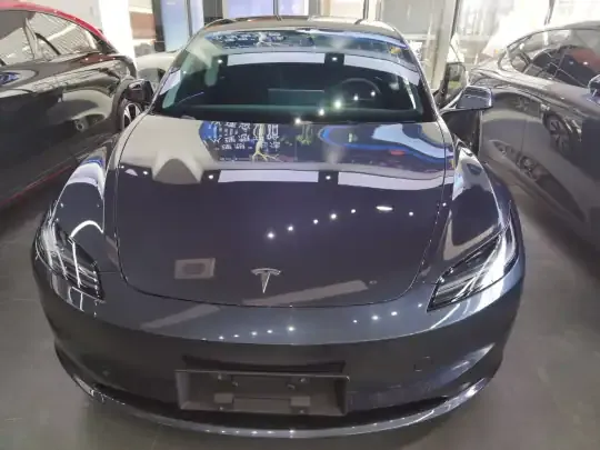 Tesla Model 3 2023 (30700 км)