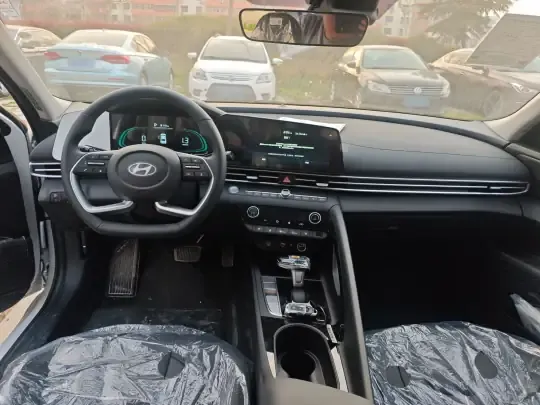 Hyundai Elantra 2023 (100 км)