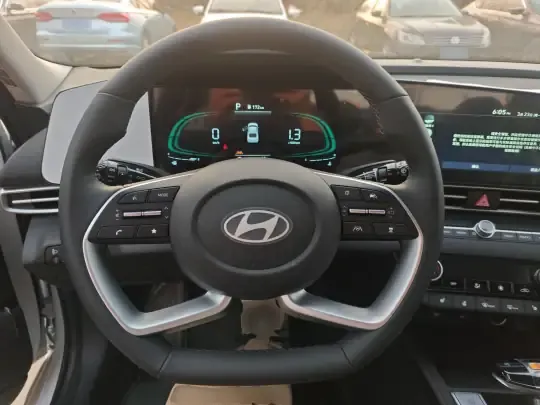 Hyundai Elantra 2023 (100 км)