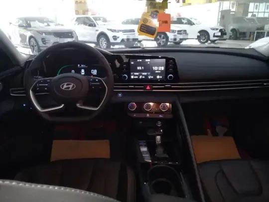 Hyundai Elantra 2023 (15900 км)