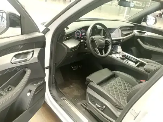 Audi Q6 2024 (16000 км)