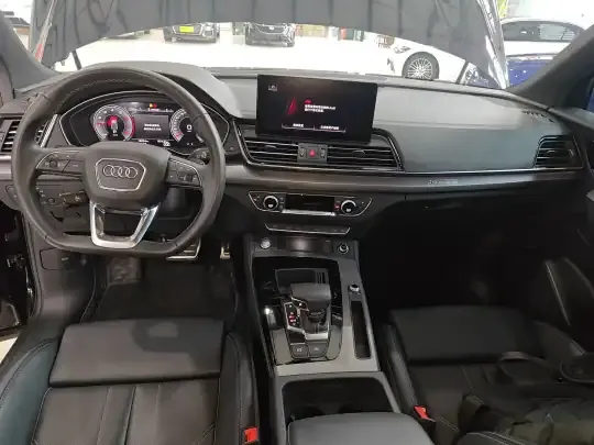 Audi Q5L 2024 (18200 км)