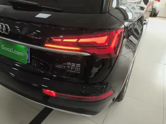 Audi Q5L 2024 (27600 км)