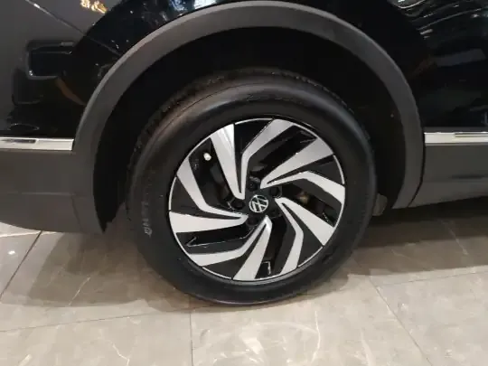 Volkswagen Tiguan L 2024 (11500 км)