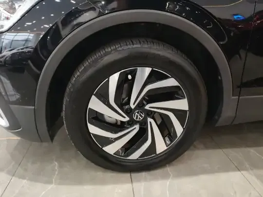 Volkswagen Tiguan L 2024 (11500 км)