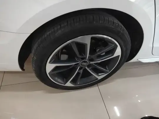 Audi A4L 2024 (29700 км)