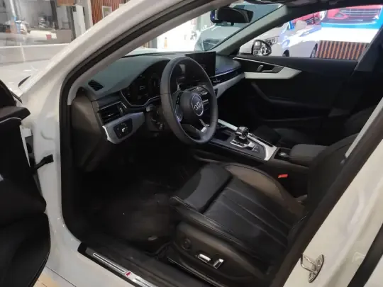 Audi A4L 2024 (29700 км)