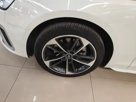 Audi A4L 2024 (29700 км)