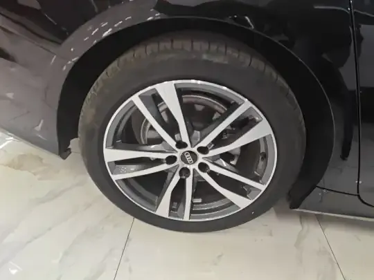 Audi A6L 2024 (27300 км)