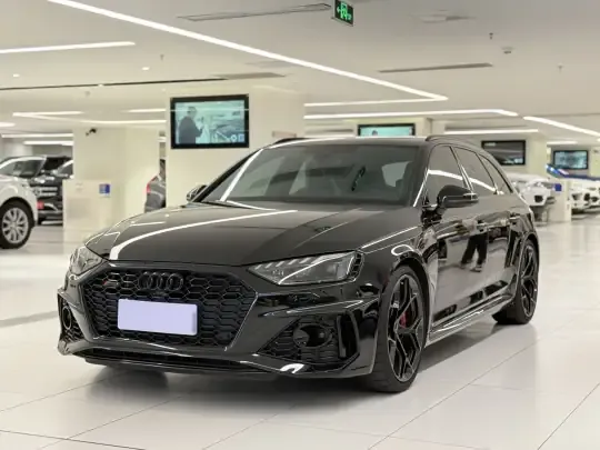 Audi RS 4 2024 (10700 км)