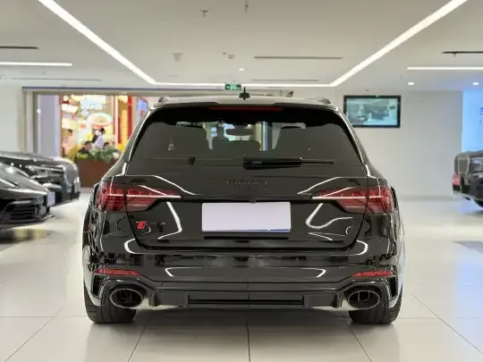 Audi RS 4 2024 (10700 км)