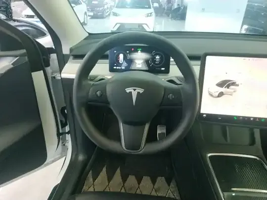 Tesla Model Y 2024 (68600 км)