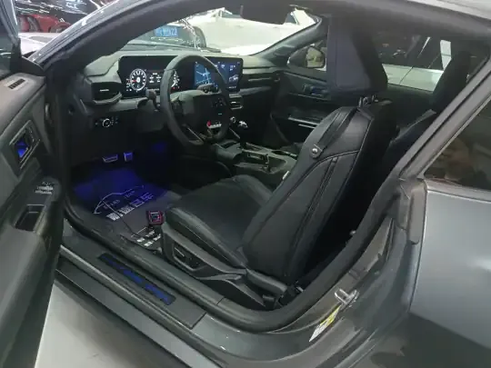 Ford Mustang 2024 (2300 км)