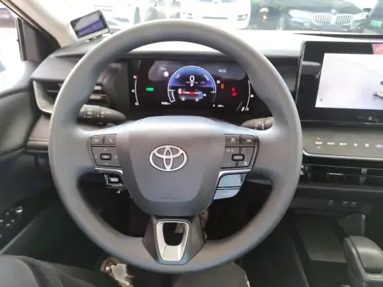 Toyota Camry 2024 (16400 км)