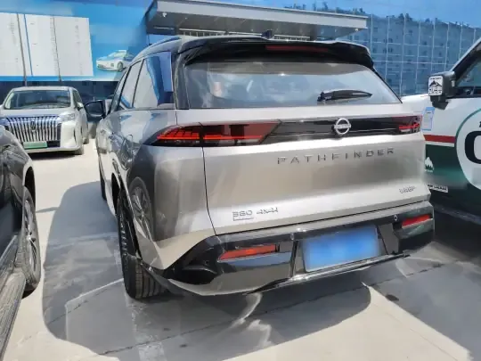 Nissan Pathfinder 2024 (7400 км)