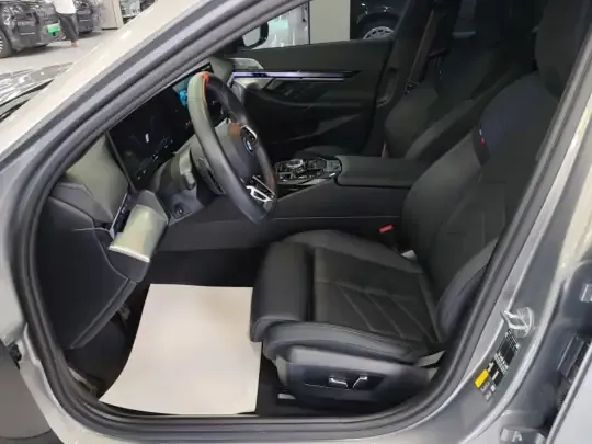 BMW i5 2024 (7300 км)