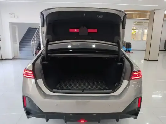 BMW i5 2024 (7300 км)