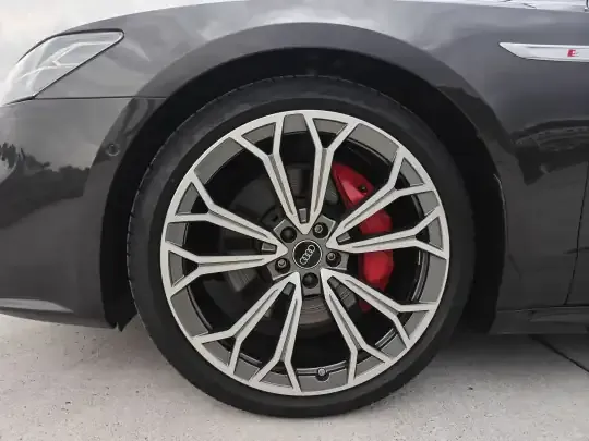 Audi A7L 2024 (6800 км)