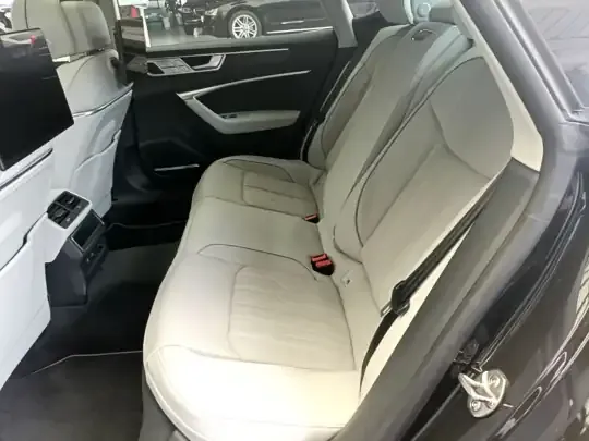 Audi A7L 2024 (6800 км)