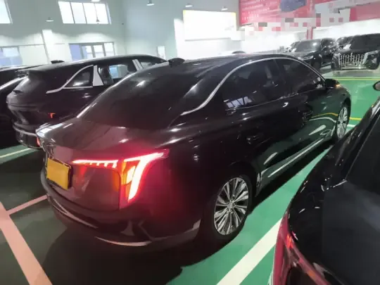 Hongqi E-QM5 2024 (27900 км)