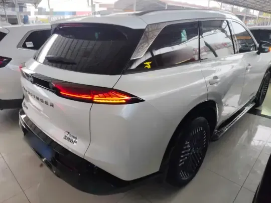 Nissan Pathfinder 2024 (8800 км)