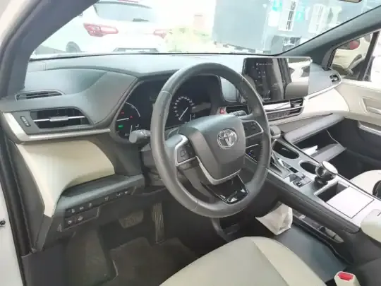 Toyota SIENNA 2024 (12500 км)