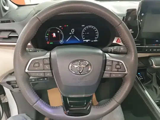 Toyota SIENNA 2024 (65300 км)