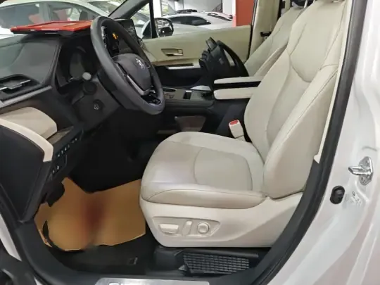 Toyota SIENNA 2024 (65300 км)