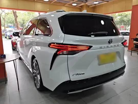 Toyota SIENNA 2024 (65300 км)