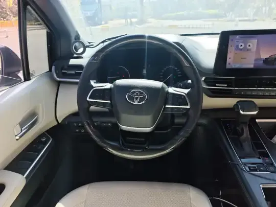 Toyota Sienna 2024 (24800 км)