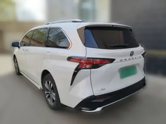 Toyota Granvia 2024 (37900 км)